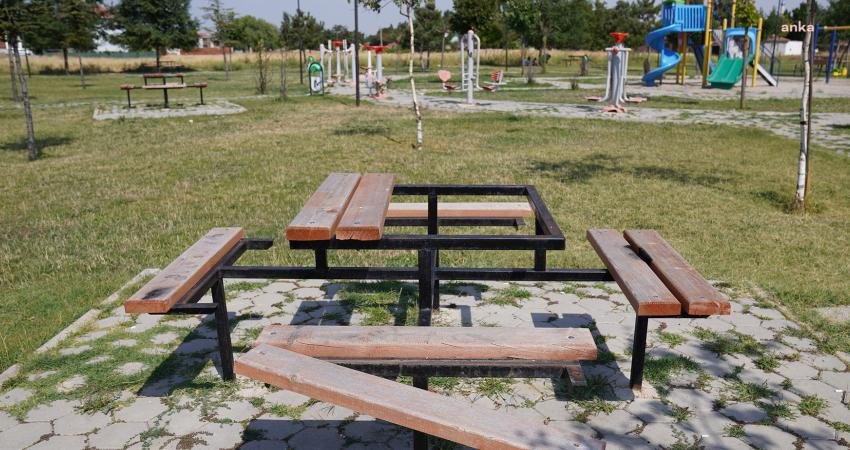 Tepebaşı Belediyesi’nin Fevzi Çakmak Mahallesi Güleç Sokak’ta bulunan parkındaki banklara,