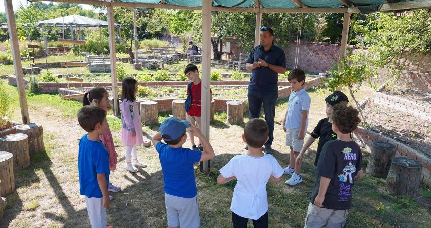 Tepebaşı’nda Çocuklar Doğa ile İç İçe Öğreniyor Tepebaşı Belediyesi Yeryüzü Ekoloji Okulu’nda 6-11 yaş arası çocuklar için