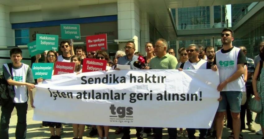 TGS, Ankara’da Sputnik’teki İşten Çıkarmaları Protesto Etti… TGS Başkanı Durmuş: “Üyelerimizin, Evlerine Götürdükleri Ekmeği Biraz Daha Büyütmek Dışında Bir Dert Ya da İstekleri Yok” Türkiye Gazeteciler Sendikası (TGS), toplu sözleşme görüşmelerinde anlaşma sağlanamaması üzerine