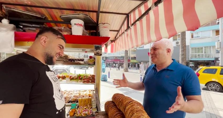 İzmir’in Konak ilçesinde bir simitçiyi belirli aralıklarla ziyaret ederek sokağın
