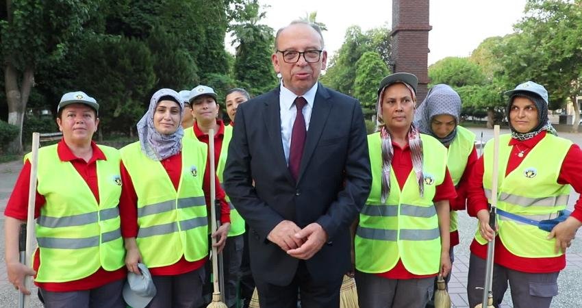 Turgutlu Belediyesi, kentin sokaklarının temizliğini kadın çalışanlara emanet etti. Turgutlu