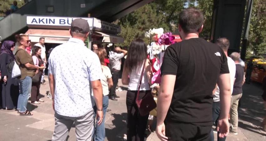 Türkiye’nin farklı bölgelerinde görev yapan ücretli öğretmenler düşük ücretleri, kadro