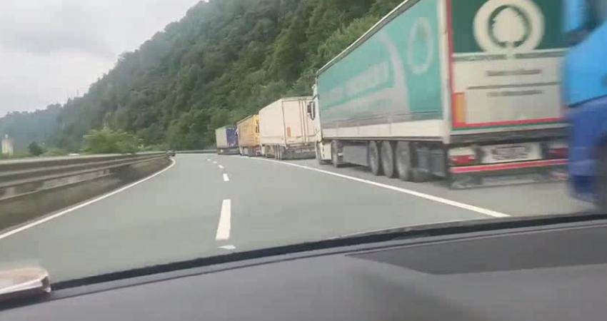 Uğur Bayraktutan, Sarp Sınır Kapısı’ndaki 15 Kilometrelik Tır Kuyruğuna Dikkat Çekti: “Hükümet Sorunu Çözemiyor” CHP Artvin Milletvekili Uğur Bayraktutan, Sarp Sınır Kapısı’nda 15 kilometrelik