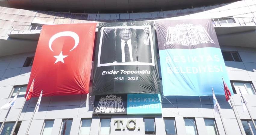 Yaşamını Yitiren Beşiktaş Belediye Başkan Yardımcısı Topçuoğlu İçin Belediyede Tören Düzenlendi… İmamoğlu: “Üst Seviyede Kendini İşine Adamış Bir İnsan Olarak Tanıdım” Geçirdiği kalp krizi sonucu yaşamını yitiren Beşiktaş Belediye Başkan Yardımcısı