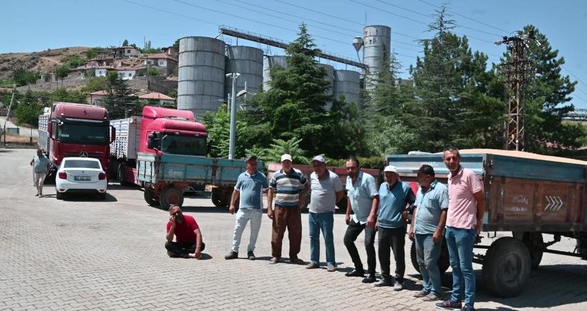 Yozgat’ta TMO Önünde Sıra Bekleyen Çiftçi: “Gübreciye Borçluyum, Mazotçuya Borçluyum, Her Türlü Borçluyum. Ben Bütün Mal Varlığımı Satıyorum, Bu İşi Bırakıyorum” Toprak Mahsulleri Ofisi’nin (TMO) alımlara kriter getirip, damperli olmayan kamyon