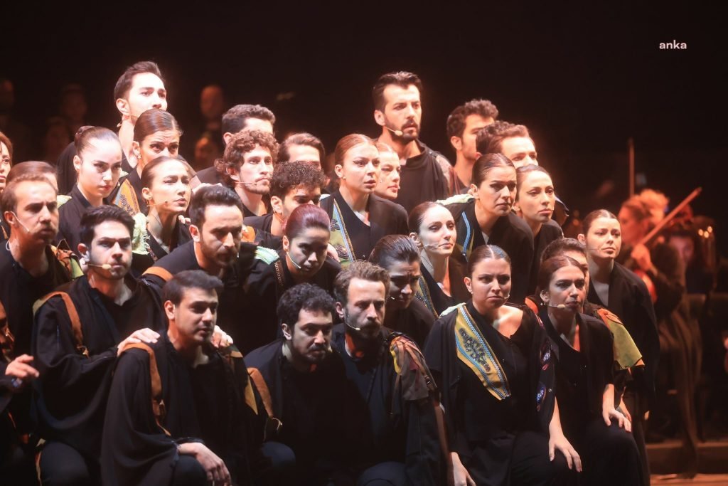 ibbnin-100-gosterisi-harbiyede-istanbullularla-bulustu-imamoglu-yeni-yuzyilin-siari-her-sey-cok-guzel-olacak-mutlaka-basaracagiz