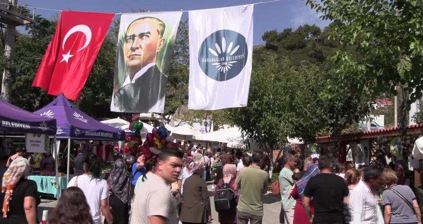 Karabağlar Belediyesi tarafından düzenlenen Kavacık Üzüm Festivali, 2. gününde binlerce