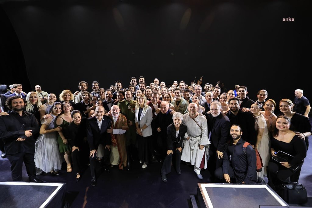 ibbnin-100-gosterisi-harbiyede-istanbullularla-bulustu-imamoglu-yeni-yuzyilin-siari-her-sey-cok-guzel-olacak-mutlaka-basaracagiz