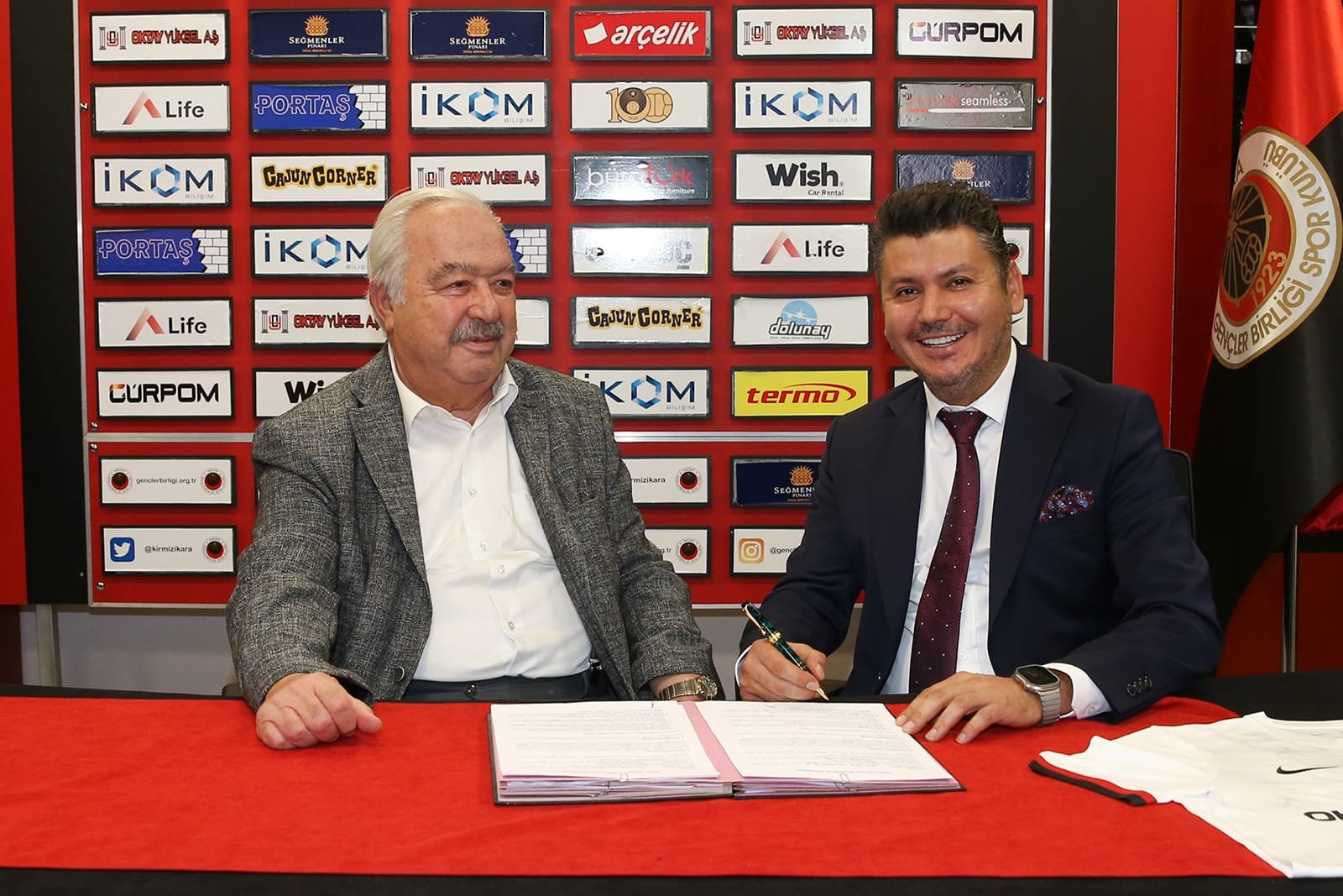 Gençlerbirliği, yeni sezon formaları için sponsorluk anlaşması imzaladı. Oktay Yüksel