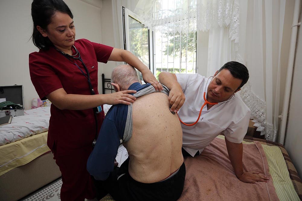 Türkiye’nin ilk ruhsatlı belediye polikliniği olan Yenimahalle Belediyesi Polikliniği, binlerce