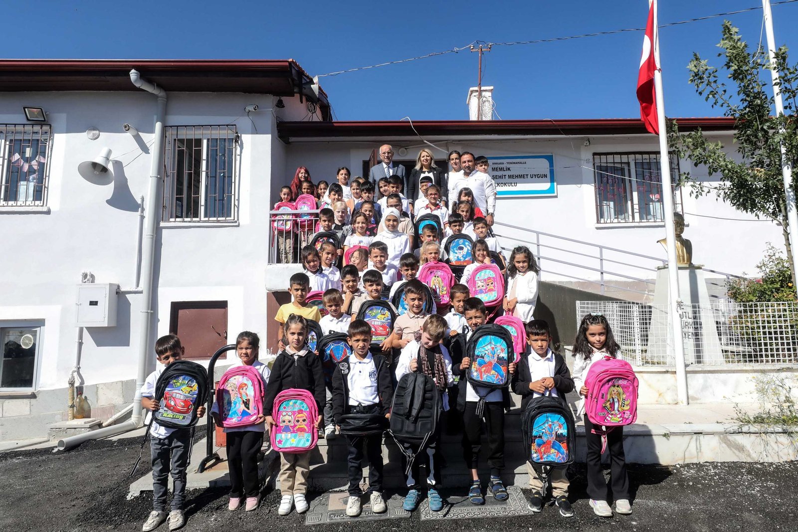 Her yıl yeni eğitim öğretim yılı başlarken Yenimahalleli çocukları, okullarında