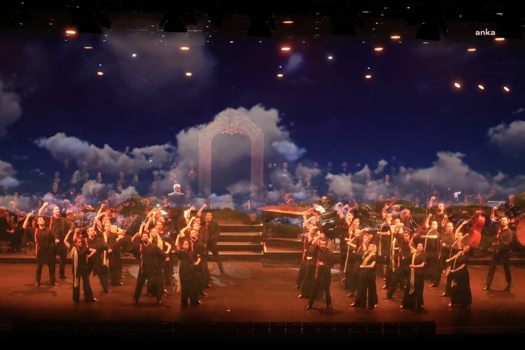 ibbnin-100-gosterisi-harbiyede-istanbullularla-bulustu-imamoglu-yeni-yuzyilin-siari-her-sey-cok-guzel-olacak-mutlaka-basaracagiz