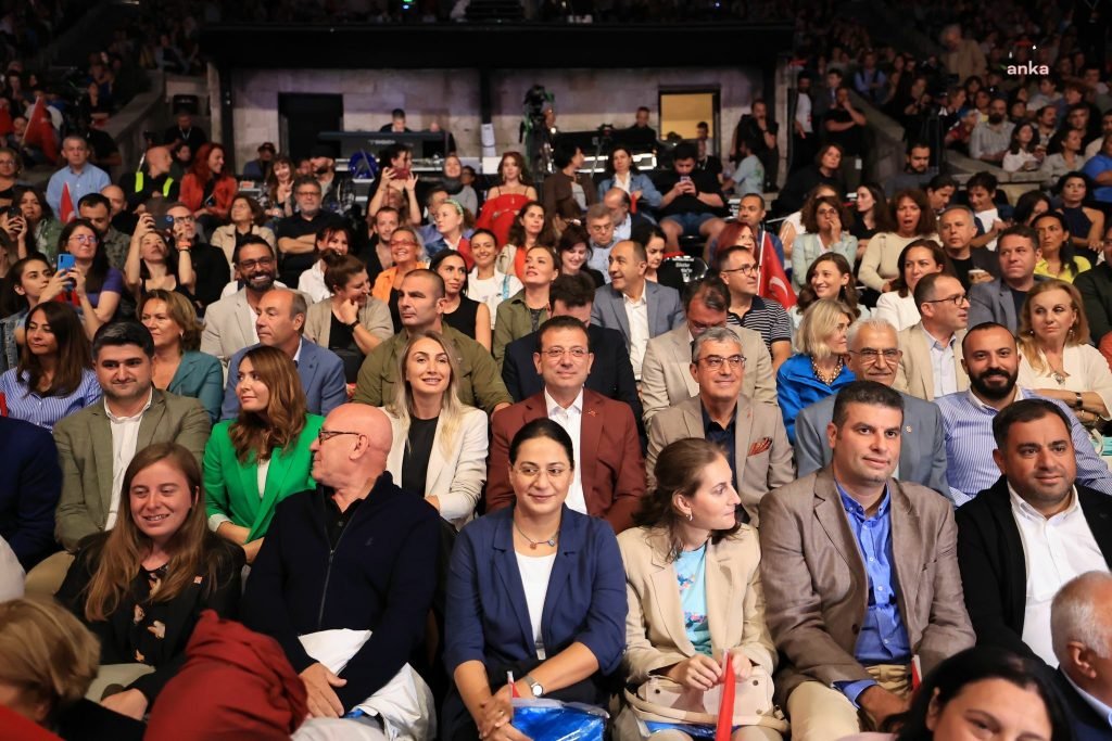 ibbnin-100-gosterisi-harbiyede-istanbullularla-bulustu-imamoglu-yeni-yuzyilin-siari-her-sey-cok-guzel-olacak-mutlaka-basaracagiz