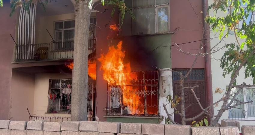 Aksaray'da 2 katlı müstakil bir evde çıkan yangında, 6 yaşındaki