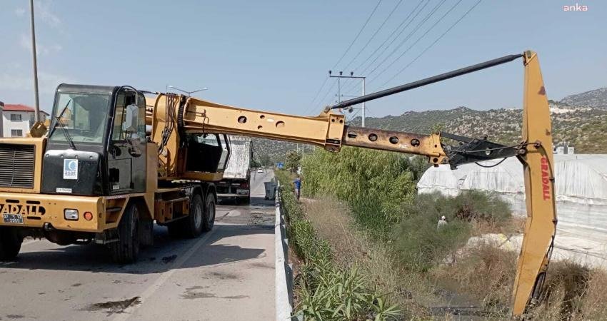 Antalya Büyükşehir Belediyesi, yağmur sezonu öncesinde çalışmalarına hız verdi. Gradall