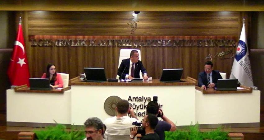 Antalya Büyükşehir Belediye Meclisi Eylül Ayı Devam Toplantısı’nda meclis üyeleri,
