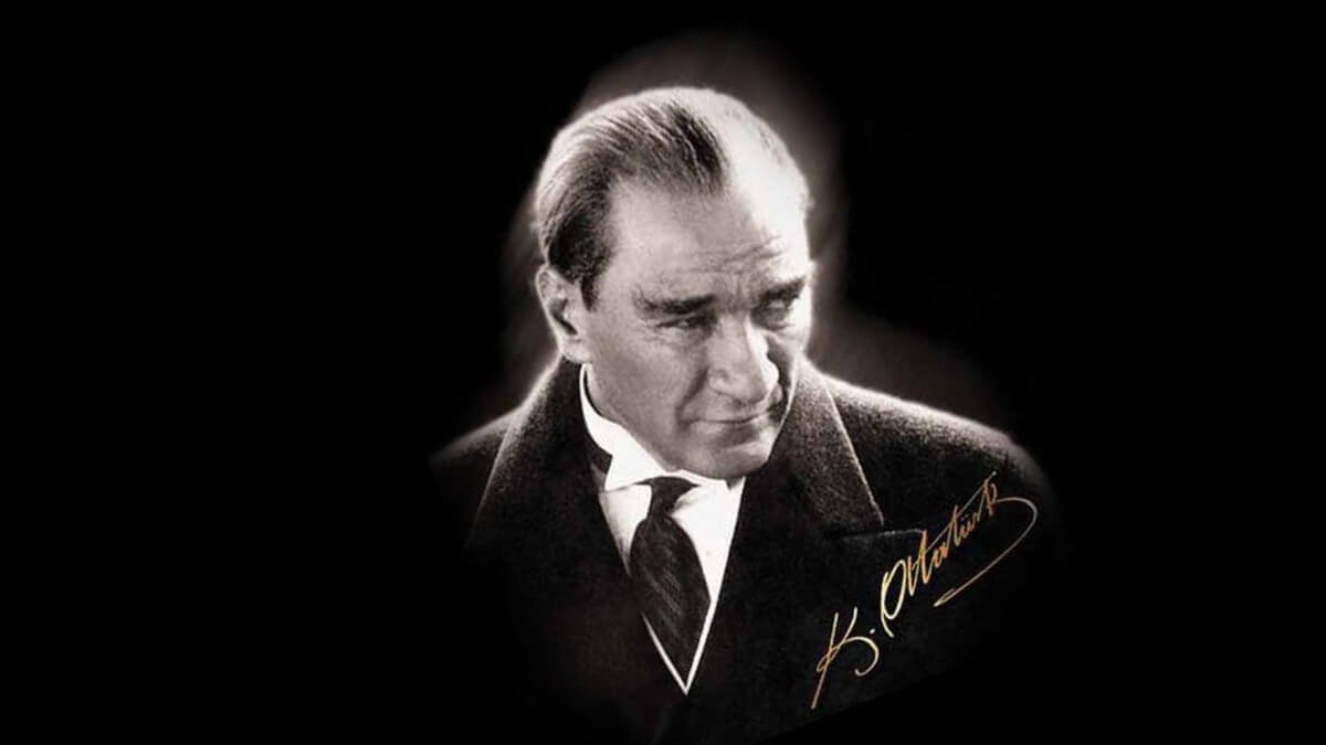 Bilindiği gibi ATATÜRK uzun bir süredir birilerinin hedefinde, bunu sadece