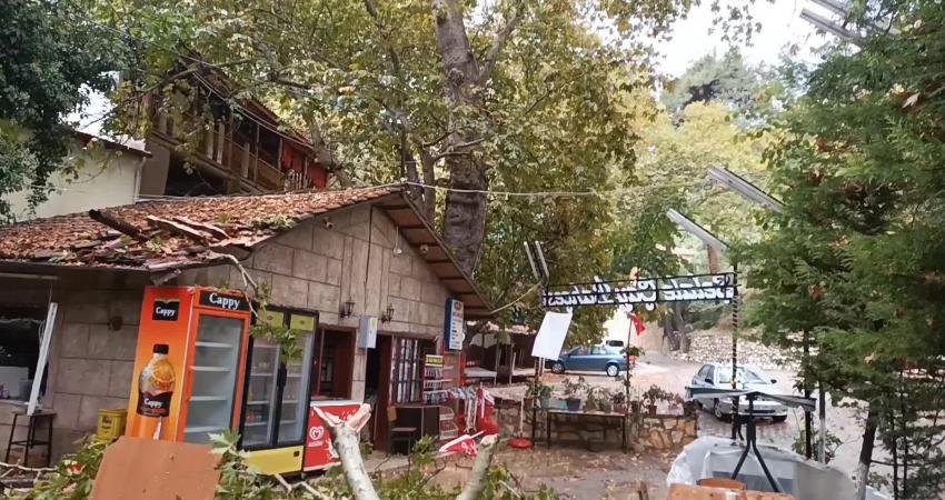 Aydın'ın Karacasu ilçesinde kısa süreli yağışta kazanın eşiğinden dönüldü. 30