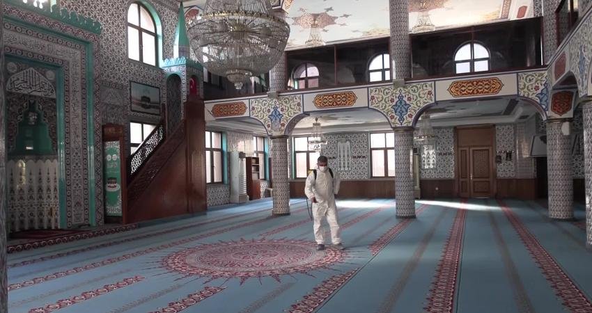 Bayraklı genelindeki ibadethaneleri düzenli olarak temizleyen, bakım ve onarımlarını yapan