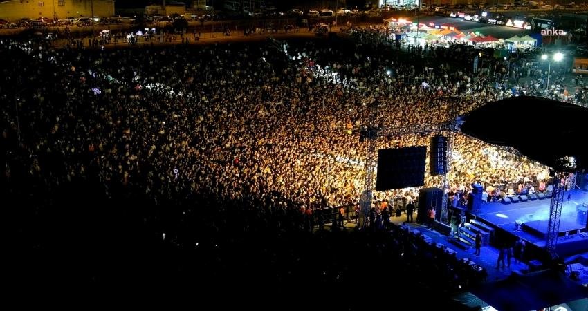 Bozüyük Belediyesi tarafından Kurtuluş Günleri Etkinlikleri kapsamında gerçekleştirilen gençlik konserinde