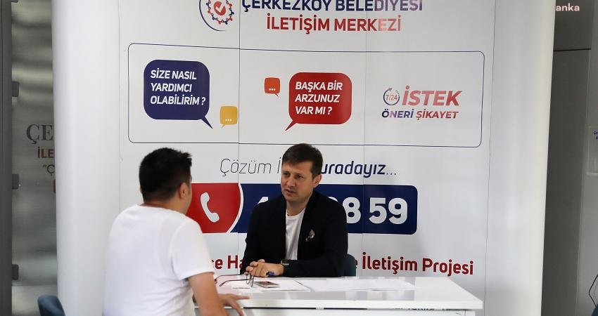 Çerkezköy Belediye Başkanı Vahap Akay, Çerkezköy Belediyesi İletişim Merkezinde vatandaşlarla