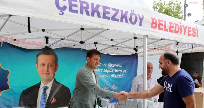 Çerkezköy Belediyesi tarafından Mevlid Kandili dolayısı ile Cumhuriyet Meydanı'ndali vatandaşlar