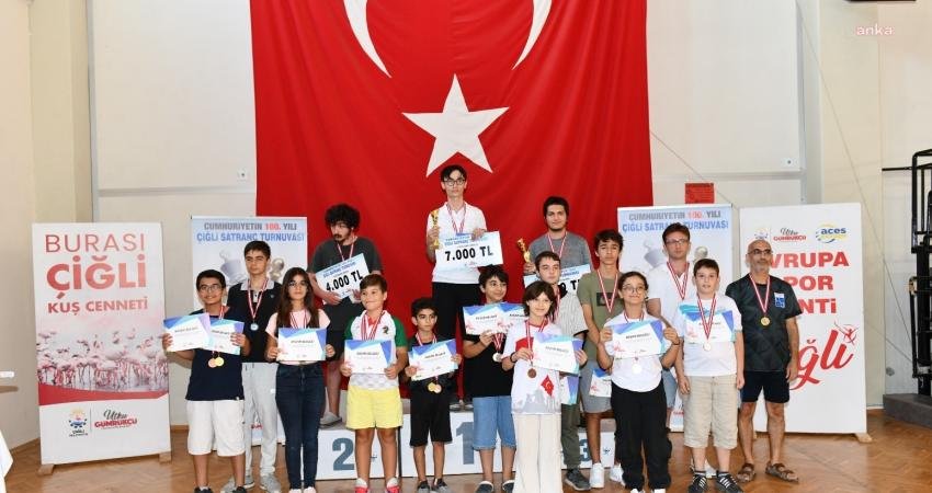 Çiğli Belediyesi’nin ev sahipliğinde Cumhuriyetin 100. yılı anısına gerçekleştirilen Satranç