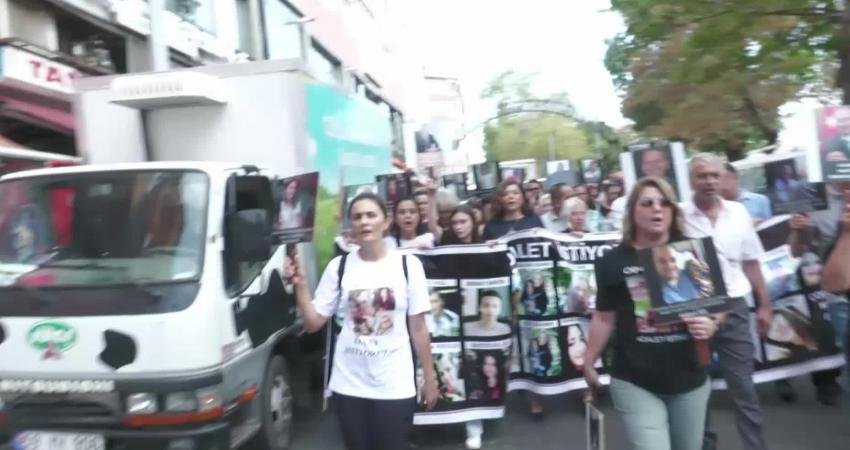 Çorlu Tren Faciasına İlişkin 15’inci Duruşma Başladı. Aileler Duruşma Öncesi, “Adalet İstiyoruz” Sloganıyla Mahkeme Önüne Kadar Yürüdü Tekirdağ’ın Çorlu ilçesinde 8 Temmuz 2018’de meydana gelen ve 7’si