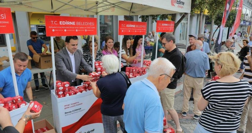 Edirne Belediyesi, Mevlid Kandili’nde vatandaşlara kandil simidi ikramında bulundu.