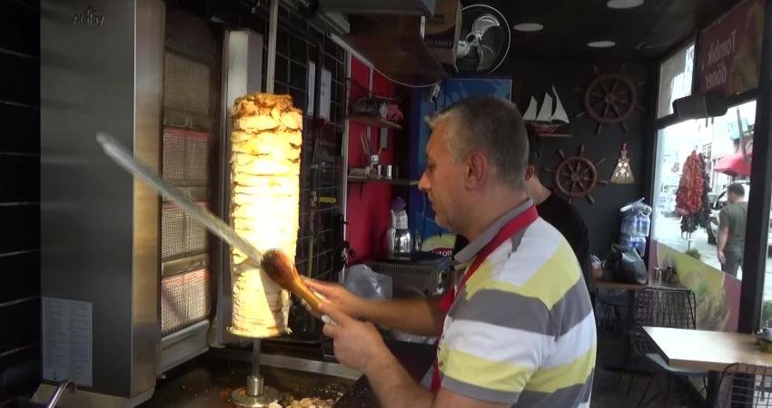 Edirne’de genel giderleri artan tavuk dönerciler zor günler geçiriyor. Tavuk
