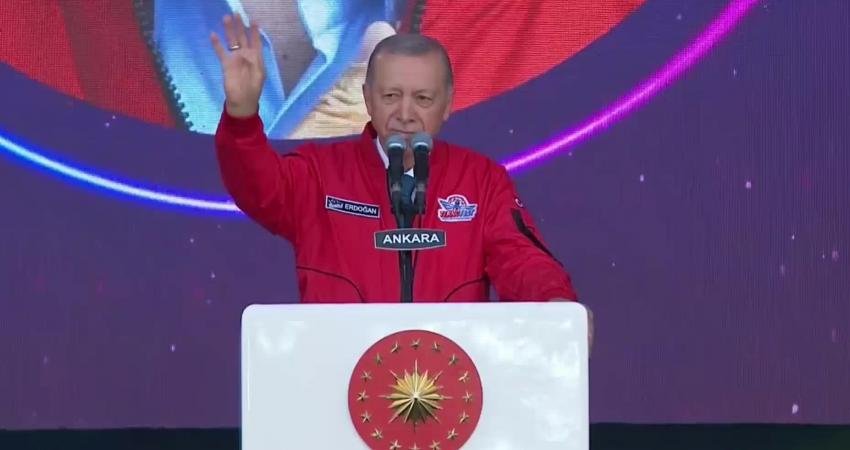 Erdoğan: “Madem Batı Standartlarında Demokrasi İstiyoruz Öyleyse Nefret Suçları Hususunda Benzer Düzenlemeleri Hayata Geçirmeliyiz” Cumhurbaşkanı Recep Tayyip Erdoğan, Teknofest’te; “Birileri ülkemizde yaşayan sığınmacıları, etrafa