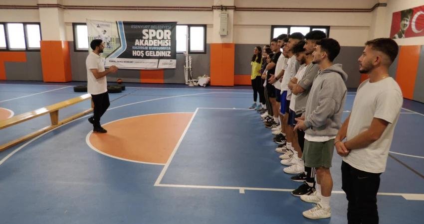 Esenyurt Belediyesi Spor Akademisi’nde BESYO, Bekçilik, Polislik sınavlarına hazırlanan gençler,