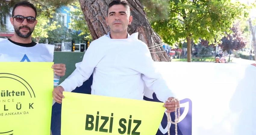 Hürriyetçi Eğitim Sen Eskişehir Şubesi üyeleri, okullarda öğretmenlere beyaz önlük