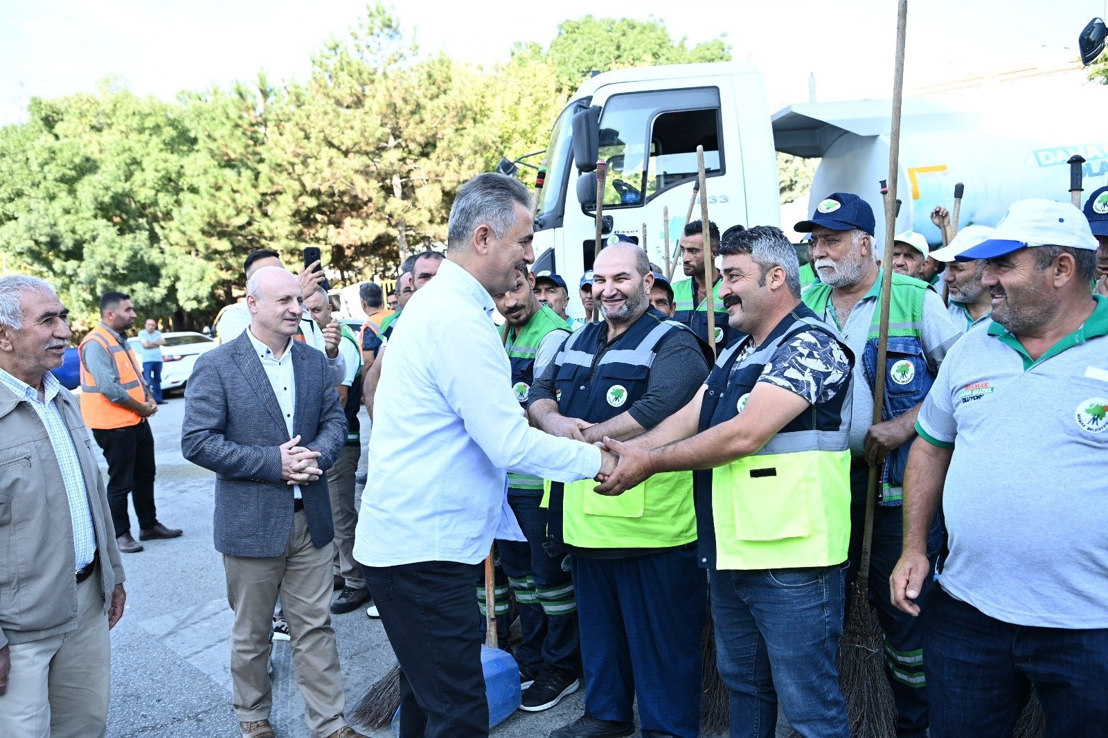 Kentin dört bir yanında gerçekleştirdiği düzenli temizlik çalışmalarını aralıksız sürdüren