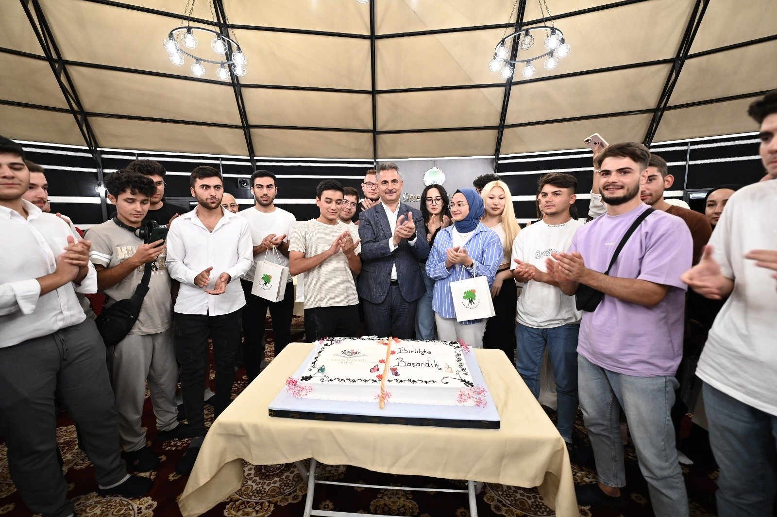 Mamak Belediyesi kütüphanelerinde çalışarak YKS’de başarılı olan gençler, Mamak Belediye