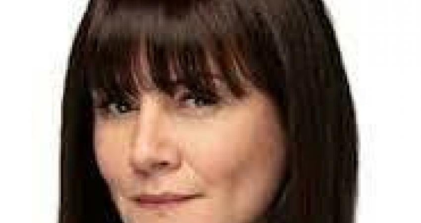 İstanbul Şehir Tiyatroları oyuncusu, kamuoyunun başta "Sihirli Annem" olmak üzere