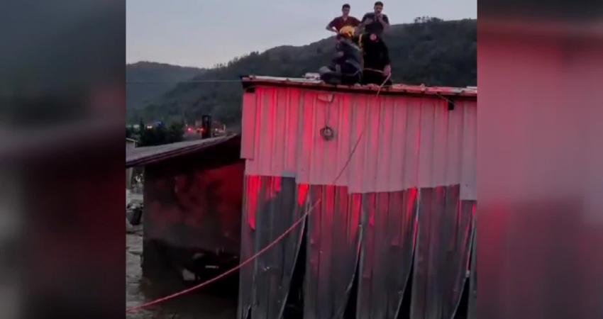 İstanbul’da etkili olan yağış sonrası Arnavutköy’de derenin taşması sonucu mermer