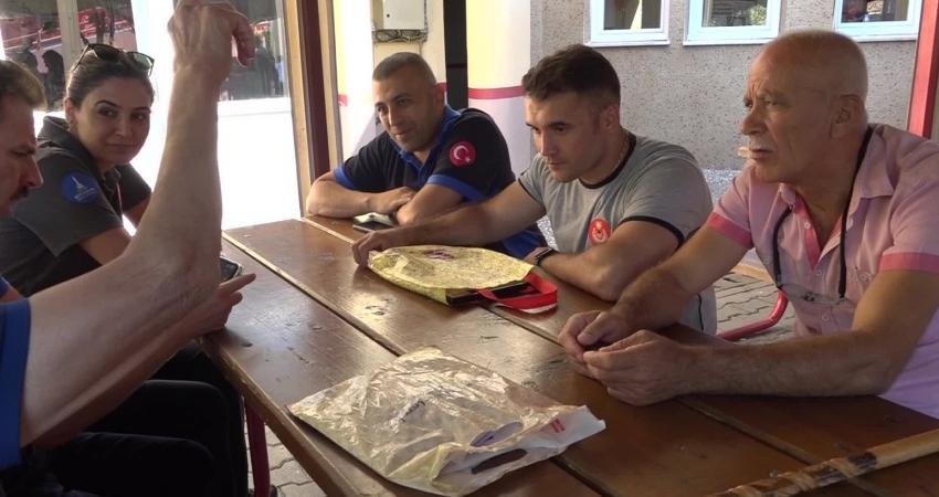 İtfaiye Haftası’nda emekli itfaiyeciler genç meslektaşları ile buluştu. Şu an