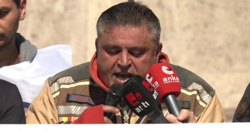 İtfaiyeciler, özlük haklarının iyileştirilmesi talebiyle Ankara Ulus Meydanı’nda eylem yaptı.