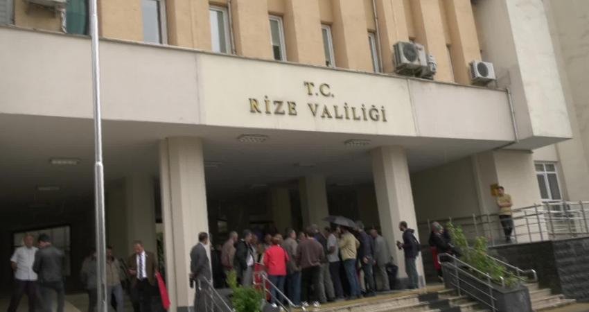 İYİ Parti Rize İl Teşkilatı, Rize Valiliği önünde açıklama yaptı.