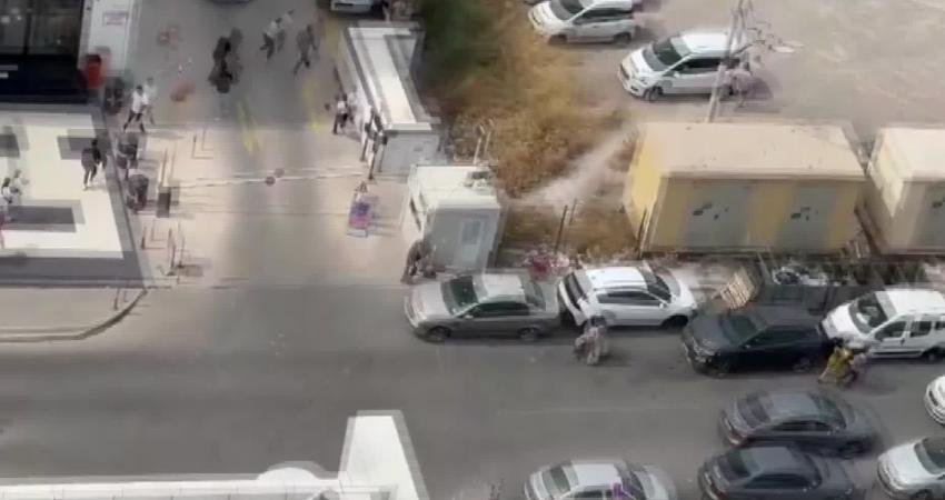 İzmir Adliyesi karşısında iki grup arasında silahlı çatışma çıktı. Çatışmada