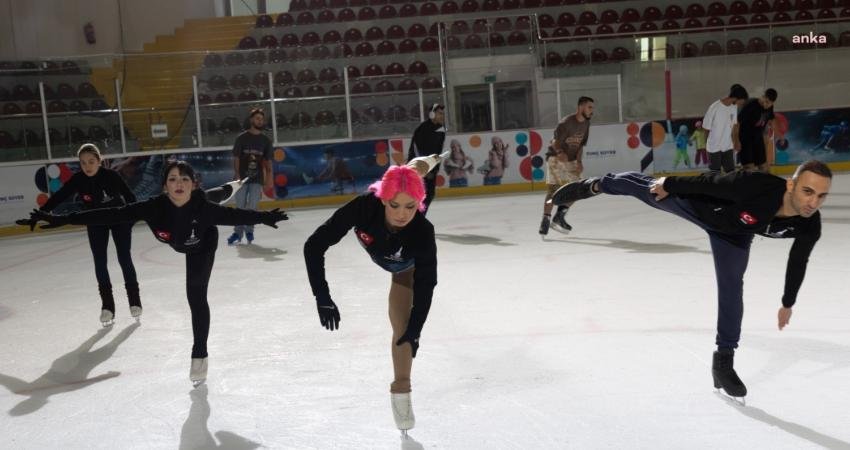İzmir Büyükşehir Belediyesi’nin Bornova Aşık Veysel Rekreasyon Alanı’ndaki Buz Sporları