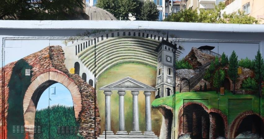 Kent genelindeki duvarları canlı renklerle donatan İzmit Belediyesi, Ömerağa Mahallesi