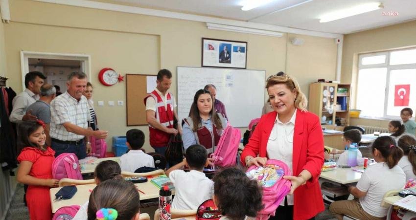 İzmit Belediyesi, köy okullarındaki çocuklara eğitim desteği vermeyi sürdürüyor. Bu