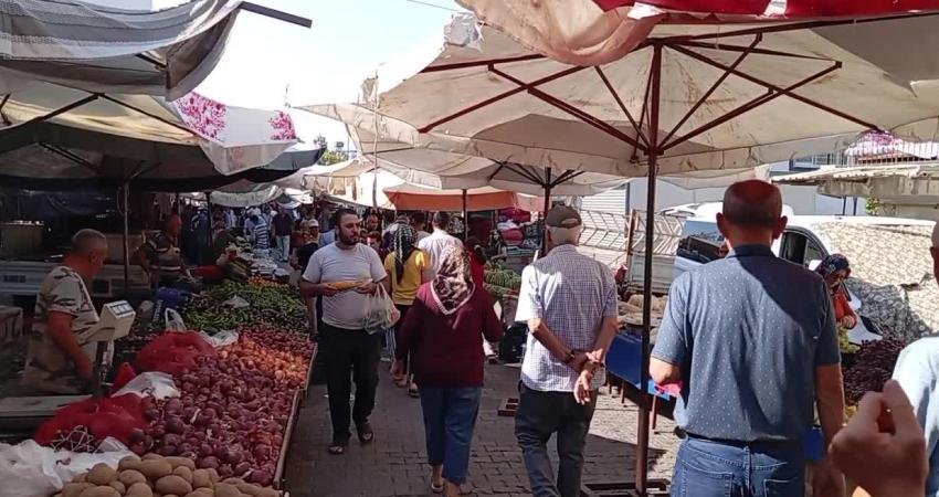 Osmaniye'nin Kadirli ilçesinde pazar alışverişine çıkan emekliler geçinemediklerini söyledi. Emekli