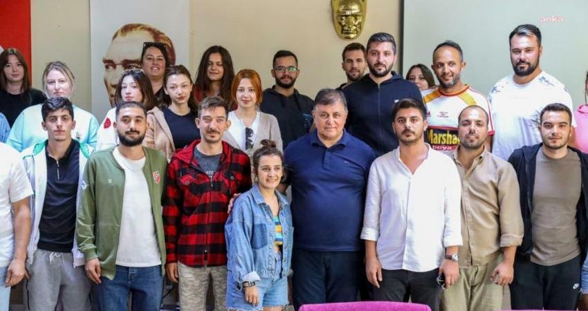 Karşıyaka Kent Konseyi Gençlik Kampı'na katılan Karşıyakalı gençler, uzman isimlerle