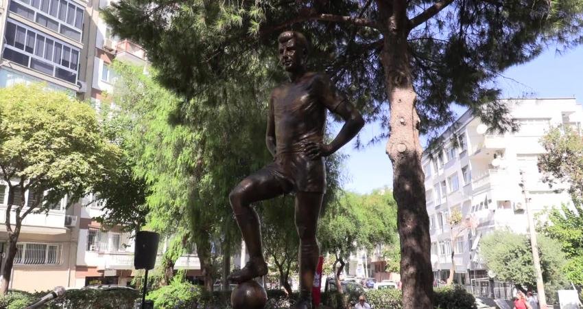 Taçsız Kral Metin Oktay’ı anma töreninde konuşan Konak Belediye Başkanı