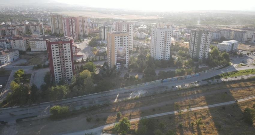 Malatya Yeşiltepe'de ağır hasar raporu verilen 15’er katlı 540 dairenin