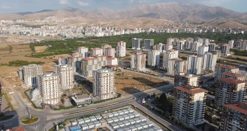 Malatya’da Depremde Ağır Hasar Alan 7 Bina Aynı Anda Kontrollü Olarak Yıkıldı Malatya'nın Bostanbaşı ilçesinde ağır hasarlı 7 bina, 740 kilo patlayıcıyla kontrollü