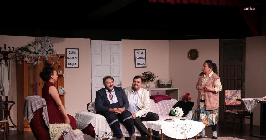 Merkezefendi Kent Tiyatrosu, 4. sezona başladı. Tiyatroseverlerin büyük ilgi gösterdiği